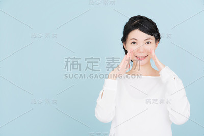年轻女子欢呼