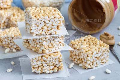 自制三种食材棒:脆米、蜂蜜和花生酱