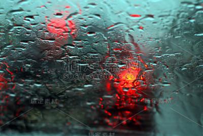雨滴在玻璃上