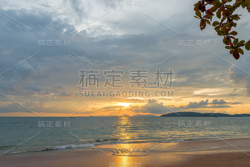 泰国甲米，金色美丽的日落和海景