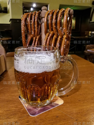 去酒吧喝杯啤酒