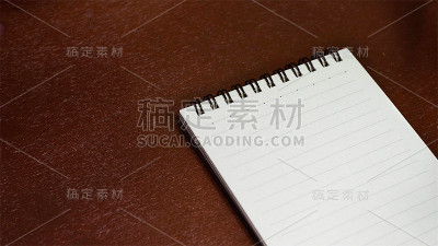 笔记本放在一张木桌上
