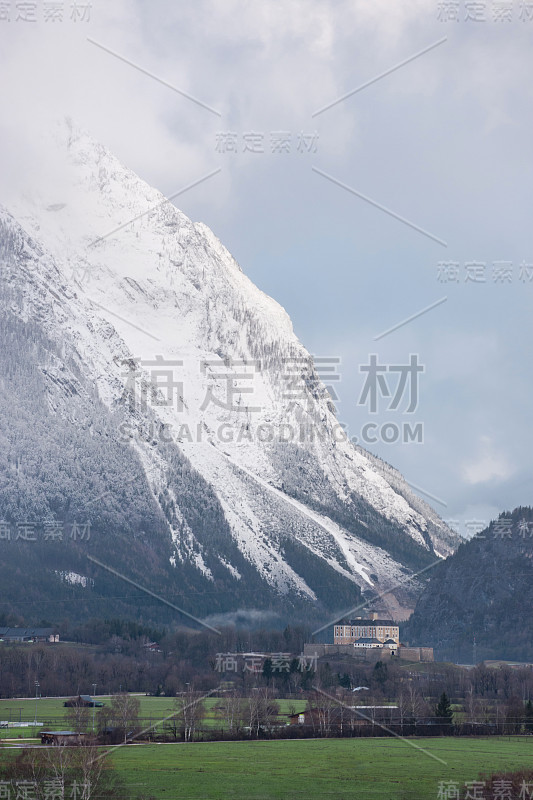 冬天的风景与白雪覆盖的格林明山和特劳滕费尔斯城堡在Liezen地区在斯蒂里亚，奥地利