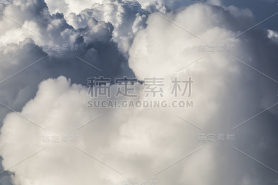 白色蓬松的暴风云