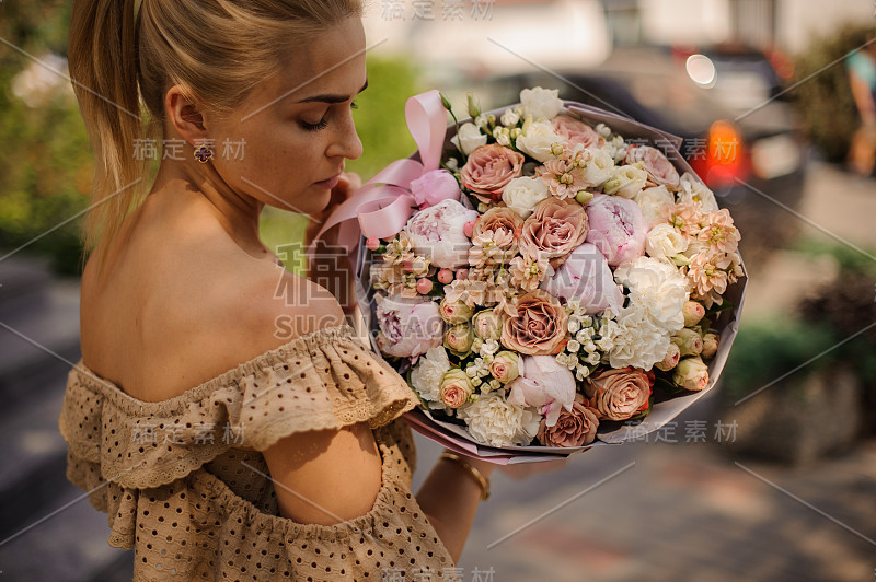 观赏昂贵的花束，不同的鲜花握在女人手中