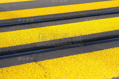 黄色斑马线与电车轨道在苏黎世市在夏季。