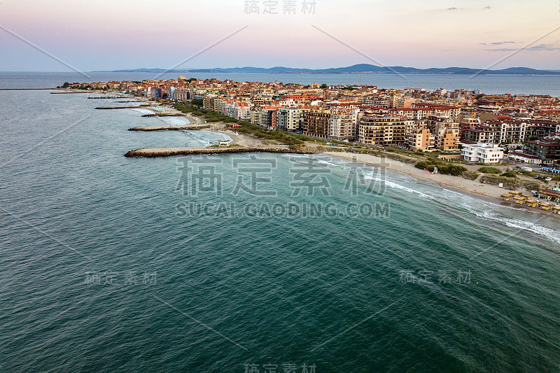 波莫瑞市鸟瞰图，位于黑海海岸。沙滩顶景，有许多酒店建筑和旅游基础设施。