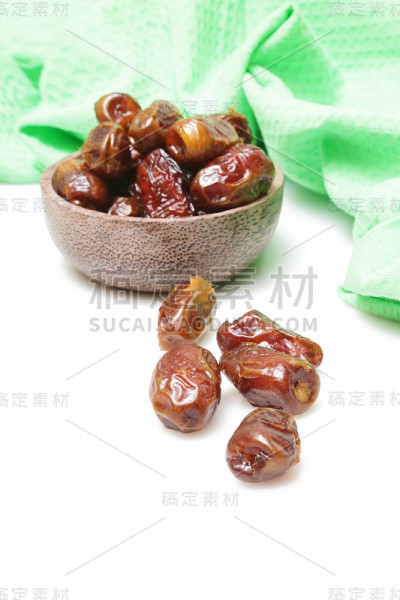 干枣放在小碗里