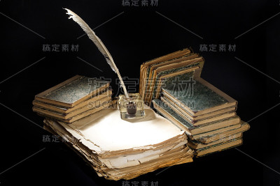 旧羽毛笔和旧纸和墨水瓶