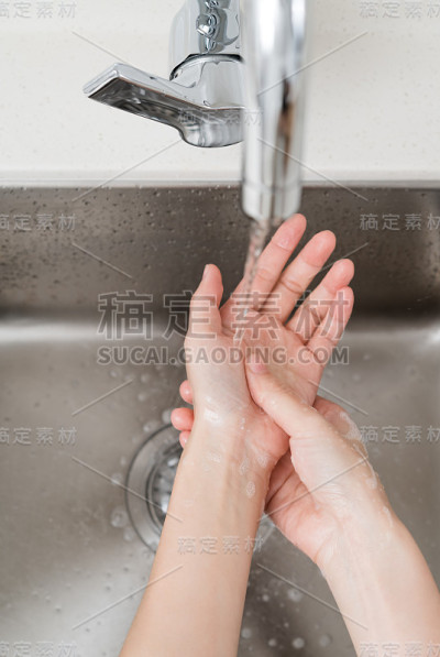 亚洲妇女洗手