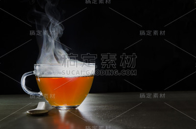 用玻璃杯泡茶，在黑色的背景上用标签写文字
