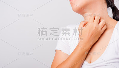 亚洲美女搔痒她用手抓痒脖子上的白色背景