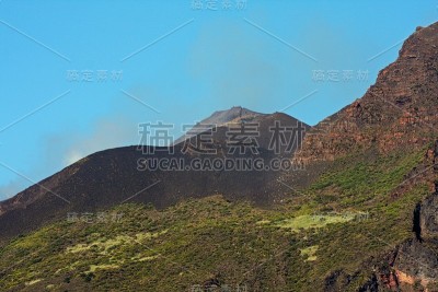 美丽的火山岛与绿色植被在地中海晴朗的日子