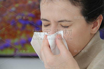躺在床上的年轻妇女