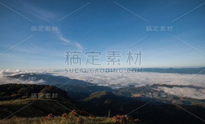 清晨云雾山