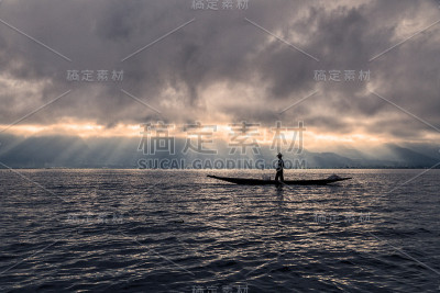 缅甸缅莱湖日落时渔夫的剪影