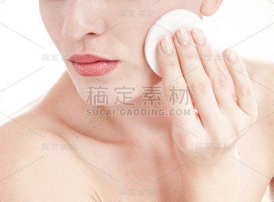 拿着棉签的女人