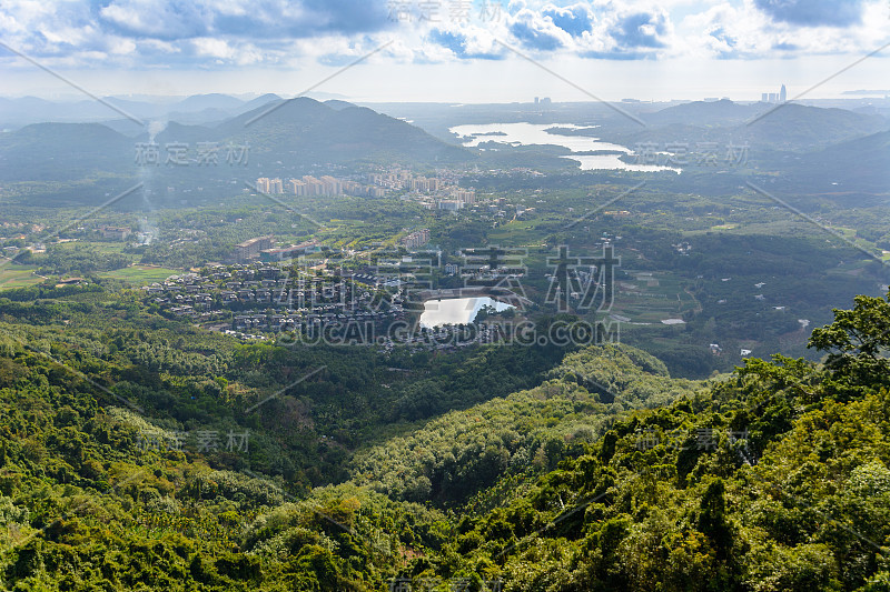 山、热带森林、野田公园和三亚市的全景。Yanoda热带雨林文化旅游区，海南岛亚龙湾热带天堂森林公园。