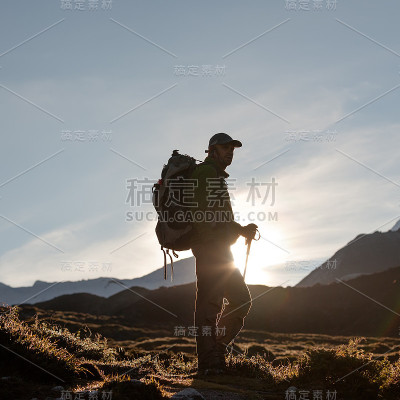 徒步旅行者在喜马拉雅山前拍摄的照片