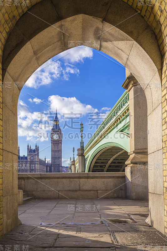 英国伦敦——大本钟和带有拱门的威斯敏斯特桥