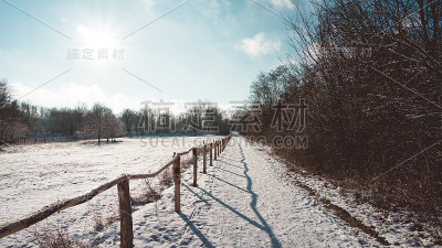 冬天的乡村农家路