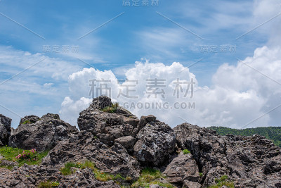 爬哈拉山就像在云中漫步。
