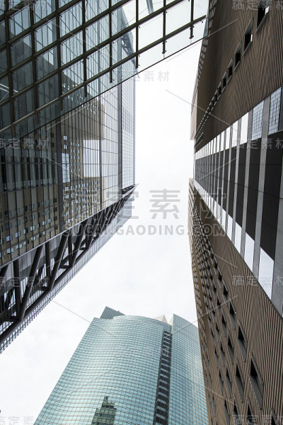 建筑和天空向上看的观点