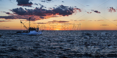 海上的小船。夏日黄昏。