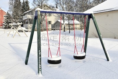 下雪的。夏天公园里下雪的冬天。