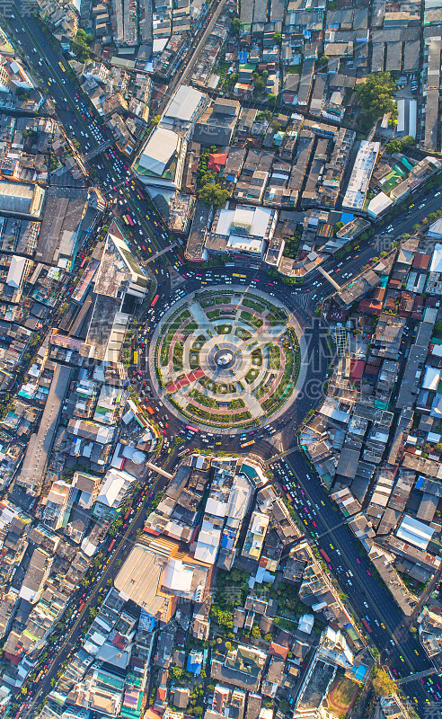 鸟瞰图道路，美丽的街道，环岛，俯视图，背景，泰国。高速公路与汽车在城市，市中心，城市景观