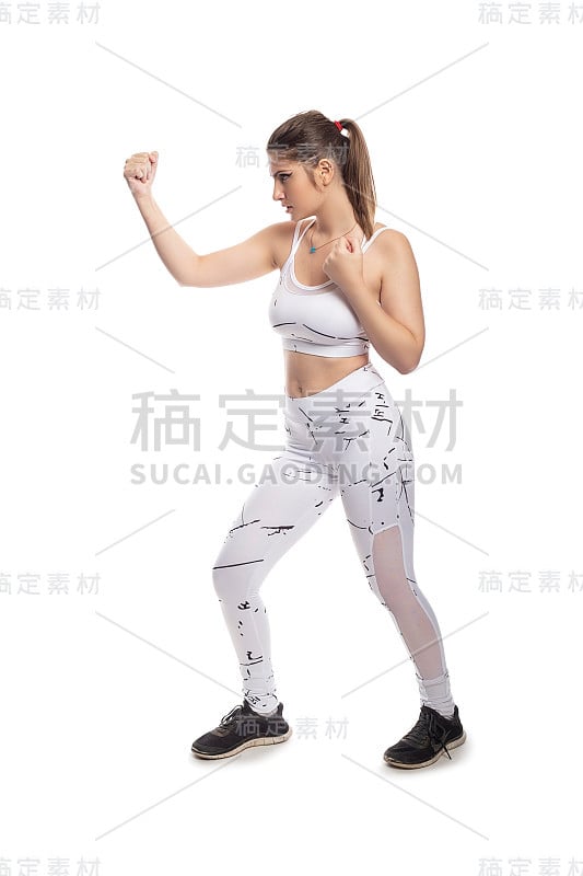 运动女性在战斗姿态出拳