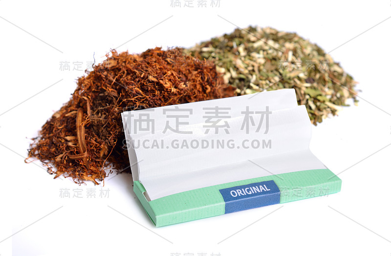 不同的用纸巾擦过的烟草。