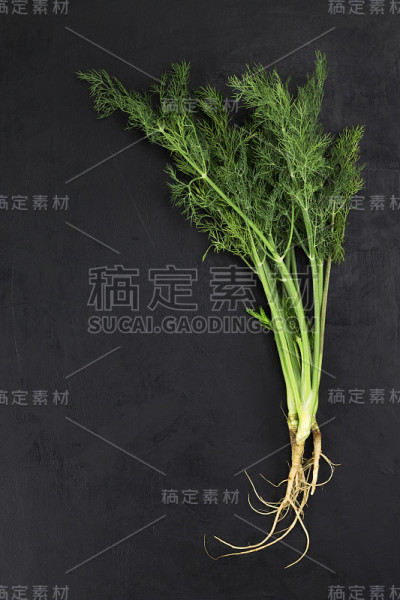 黑色的木桌上放着蔬菜
