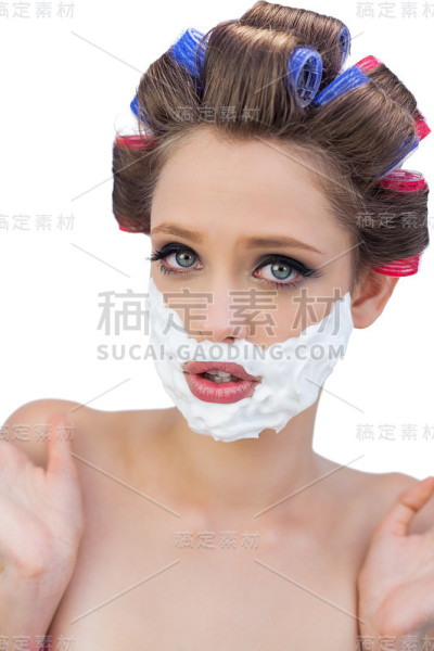 带着发夹和剃须泡沫的惊讶模特