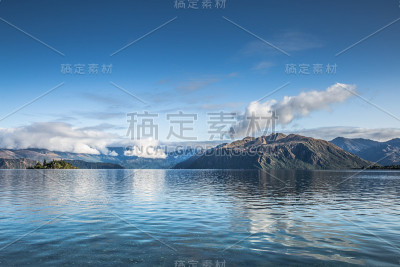 新西兰瓦纳卡湖风景优美，自然环境优美，风景怡人。