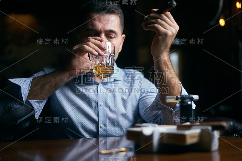 一个在酒吧抽雪茄的英俊男子的肖像