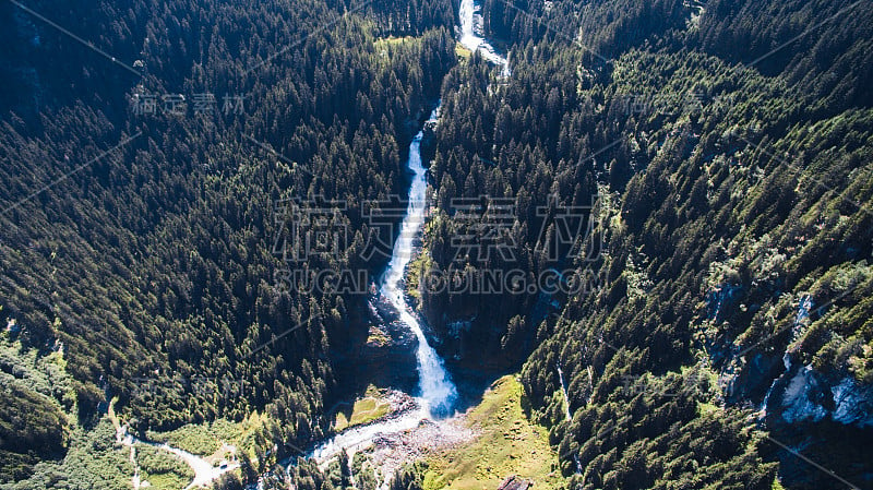 空中鸟瞰显示史诗克里姆里瀑布周围的大森林树木在山上