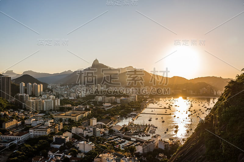 日落时从甜面包山俯瞰里约热内卢市和瓜纳巴拉湾，背景是科尔科瓦多山