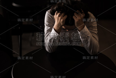 商人因工作而紧张。消极思维的概念。
