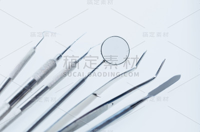 牙科器械在桌子上