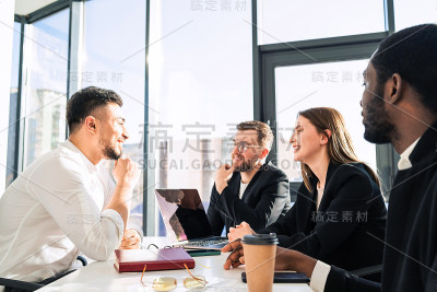 办公室团队聆听同事的报告