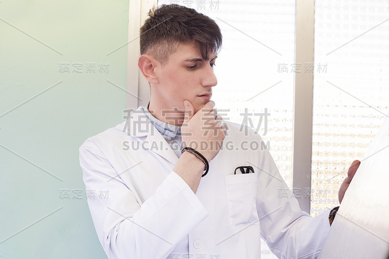 男医生检查新的分析