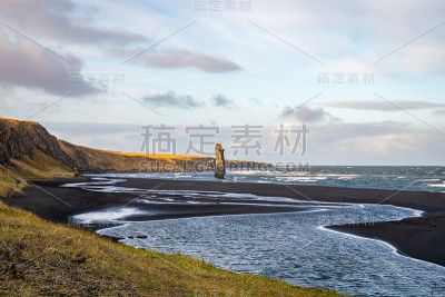 冰岛悬崖前的黑海滩上的Hvitserkur岩层