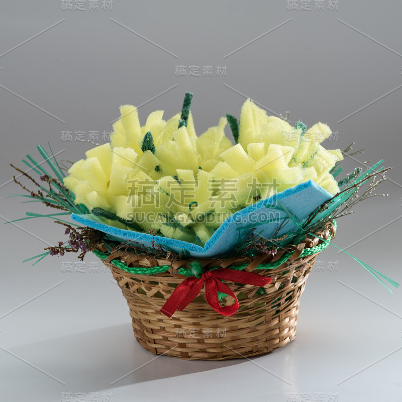 用彩色泡沫做成的花篮