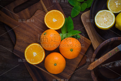 有叶子的橘子和柠檬