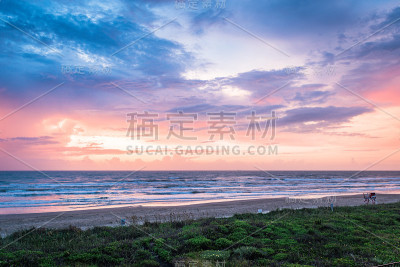 海滩上戏剧性的日出