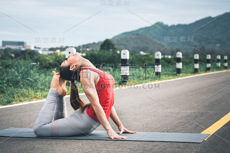 亚洲女性做瑜伽健身运动