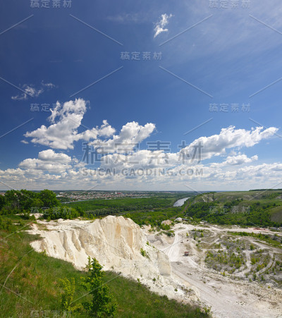白垩山脉的全景。俄罗斯中部的风景。
