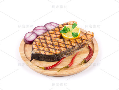 切板上的烤鲑鱼排。