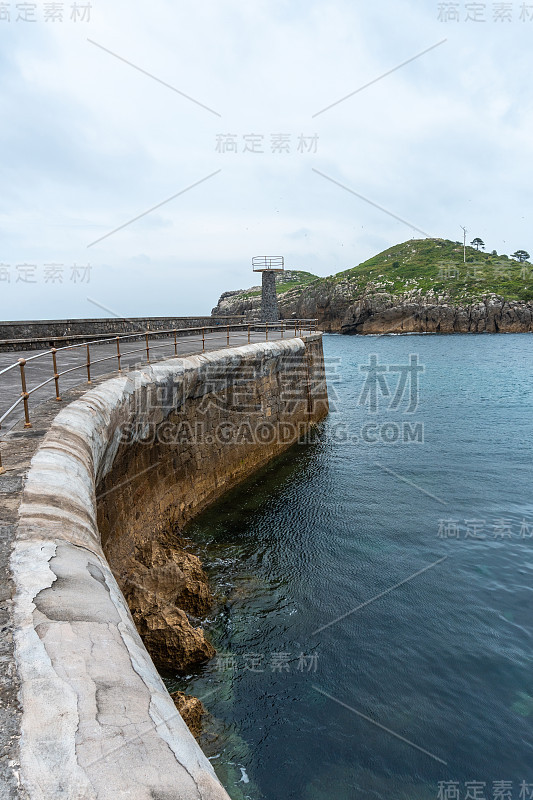 位于坎塔布里安海的比斯开湾勒凯提奥市海港的圣尼古拉斯岛。巴斯克地区